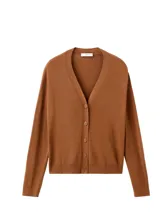 Cardigan de punto fino color tostado, de corte recto, con escote en V, manga larga y cierre frontal de botones.
