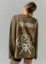 Remerón manga larga color marrón con estampa en serigrafía en frente y espalda con un cupido y el texto "Divine Chaos".