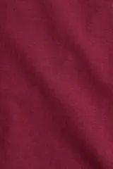 Remera color borgoña de corte holgado, con escote bote y mangas cortas.