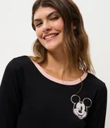 Blusa de pijama de manga larga en tejido rib negro, con cuello redondo en color rosado y estampado de Mickey Mouse en el pecho.