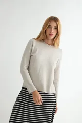 Sweater de punto negro con cuello redondo y detalle de borde ondulado, de manga larga y corte clásico.