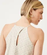 Blusa musculosa con cuello halter y estampado geométrico.