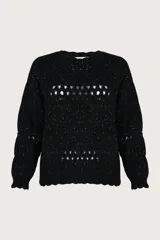 Suéter de punto calado con patrones geométricos color negro, de corte holgado y caída natural. Presenta un cuello redondo y mangas largas, ligeramente abullonadas, con delicados detalles de calado y bordes festoneados.