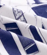 Remera de algodón blanca de corte comfort, con cuello redondo, manga corta y estampa en la espalda con ilustración de auto y la palabra 'Turbo' en azul.