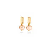 Aros de tipo argolla alargada en acero dorado, con un dije colgante de perla esférica en tono rosado.