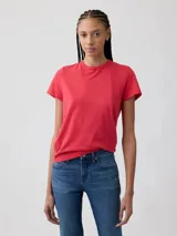 Remera de manga corta color rojo con cuello redondo y diseño clásico.