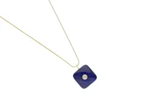 Collar de acero con baño de oro y dije cuadrado de piedra lapislázuli con una circonia central.