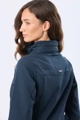 Campera de neopreno en color blanco hueso, con cierre frontal y botones a presión. Presenta cuello alto, mangas largas y bolsillos laterales. Diseño funcional y versátil para uso diario.