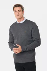 Buzo tejido de lana con escote redondo a la base, de manga larga y calce clásico.