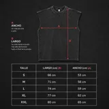 Musculosa de algodón color negro con lavado stone wash y efecto desgastado. Presenta cuello redondo, mangas con terminación rústica y el texto 'Become.' bordado en color rojo en la parte posterior.