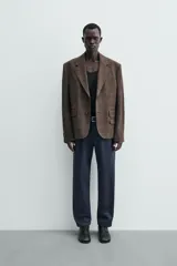 Pantalón chino de corte regular fit, confeccionado en tejido de algodón con elasticidad. Presenta bolsillos frontales, bolsillos traseros de vivo y cierre frontal con cremallera y botón.