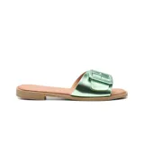 Sandalia casual Korium color rosa metalizado, con tira ancha sobre el empeine adornada con hebilla rectangular.