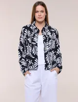 Camperita de lino liviana, marca Dash, con estampado botánico de hojas en tonos azules, verdes y tostados sobre base blanca. Presenta cierre frontal con botones, cuello clásico y bolsillos aplicados en el pecho.