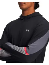 Campera deportiva Under Armour con capucha, confeccionada en tejido impermeable y transpirable con tecnología UA Storm. Presenta cierre frontal completo, bolsillos laterales con cremallera y detalles reflectantes en las mangas con diseño de líneas verticales.
