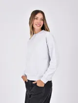 Buzo negro de manga larga con cuello redondo y puños y ruedo acanalados.