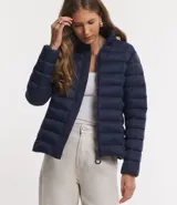 Campera puffer de poliamida color verde oliva, con cuello alto, cierre frontal y diseño acolchado horizontal.