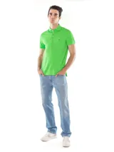 Chomba verde manzana de corte slim, con cuello clásico, tapeta de dos botones y logo de la marca bordado en el pecho.