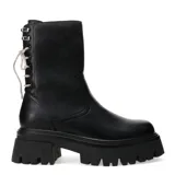 Botas de caña media color negro, con suela track de plataforma y taco cuadrado. Presentan un diseño acordonado en la parte posterior y cierre lateral.