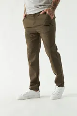 Pantalón chino clásico azul marino para hombre, de corte slim, con logo bordado y pasacinto.