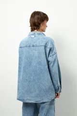 Sobrecamisa negra de algodón, de manga larga y corte unisex, con botones veteados.