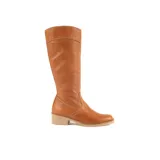 Bota de caña alta de cuero marrón, con taco bajo y suela clara, diseño de campo.