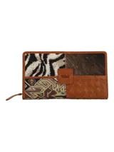 Billetera de cuero y textil con diseño patchwork multicolor que combina estampado tipo animal print, jacquard geométrico, pelo sintético y cuero trenzado. Cuenta con cierre perimetral y parche central con logo grabado.