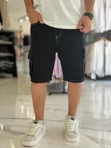 Bermuda cargo de jean color celeste con lavado ácido, corte oversize y bolsillos laterales con solapa.