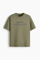 Remera de algodón verde militar con cuello redondo y estampado frontal con texto en color gris.