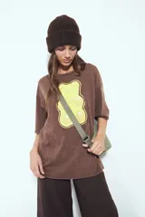 Remerón de manga corta con calce amplio y estética urbana, confeccionado con proceso de lavado que le otorga un efecto desgastado. Presenta una estampa gráfica frontal de un oso de goma en color verde.