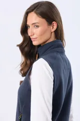 Chaleco polar de alta densidad en color azul marino, con cierre frontal completo, cuello alto y bolsillos laterales con cierre. Presenta un diseño funcional y versátil ideal para usar en capas.