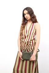 Top de lycra con diseño de rayas verticales en tonos beige, marrón y bordó, con escote halter y ajuste elástico en la cintura.