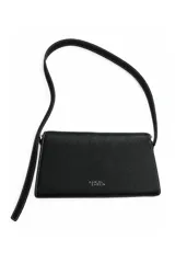 Cartera tipo bandolera de Daniel Cassin, color negro con textura granulada, costuras blancas a contratono y correa ajustable. Presenta el nombre de la marca impreso en plateado en la parte frontal.