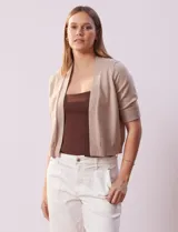 Bolero tejido color fucsia, marca Ninety, de manga corta con apliques de botones.