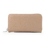 Billetera de cuero sintético color taupe con cierre perimetral y diseño acolchado con el logo de la marca.