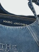 Cartera tipo hobo de Marc Jacobs modelo The Sack Bag, confeccionada en denim azul con el logotipo estampado en contraste en el frente.