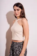 Top blanco de viscosa con breteles cruzados en el frente y espalda descubierta.