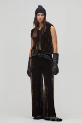 Pantalón ancho de terciopelo color chocolate, de tiro medio alto con elástico en la cintura trasera, cierre frontal y bolsillos laterales.