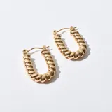 Par de aros tipo argolla dorados con diseño retorcido.