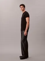 Remera de corte clásico confeccionada en algodón, con cuello redondo y mangas cortas. Presenta un diseño minimalista y atemporal, ideal para un uso diario.