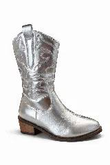 Botas cowboy de caña media, color plateado metálico, con bordados decorativos en el caño y taco bajo de madera.