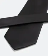 Corbata clásica de color gris oscuro con acabado satinado y textura sutil. Diseño elegante y versátil, ideal para eventos formales.