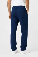 Pantalón de jogging azul marino con cordón ajustable en la cintura y bolsillos laterales.