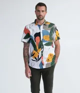 Camisa de manga corta con estampado de follaje multicolor. Fabricada con una mezcla de lino y algodón.
