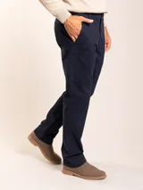 Pantalón de vestir color beige, de corte recto, con bolsillos laterales y traseros.