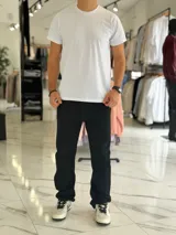 Pantalón de jean azul de corte recto y clásico, con bolsillos laterales y traseros.