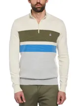 Sweater de punto color crema con franjas horizontales en verde oliva, azul y gris. Tiene cuello alto con cierre de un cuarto y logo de pingüino bordado en el pecho.