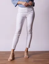 Jegging blanco de algodón, marca Sound Style. Diseño skinny de tiro alto, con bolsillos simulados en la parte delantera y bolsillos aplicados en la parte trasera.