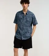 Bermuda verde militar para hombre, confeccionada en tela liviana de viscosa y cáñamo, con cintura elástica, cordón para ajuste y bolsillos laterales.