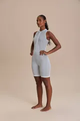 Jumpsuit corto de lycra con tecnología seamless, diseño ajustado y texturas diagonales. Presenta cierre frontal y espalda descubierta.