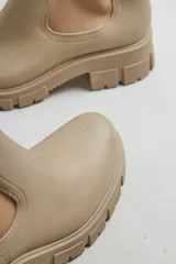 Botas de lluvia color beige, de goma con elástico en los costados y suela track.